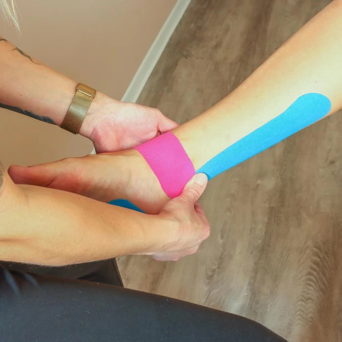 WUNDmed Kinesio-Tape Sprunggelenk, 4 Stück, 2 Größen, Wasserfest, Elastisch, Farbig Sortiert – Bild 3