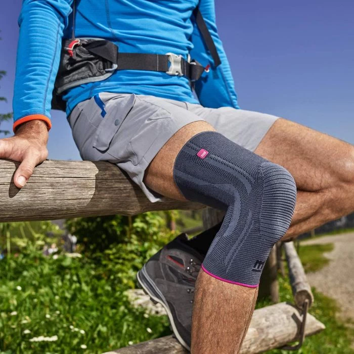 Medi Kniebandage Genumedi Komfort, Extraweit, Silber, Mit Silikonring & Haftband, Größe III – Bild 4